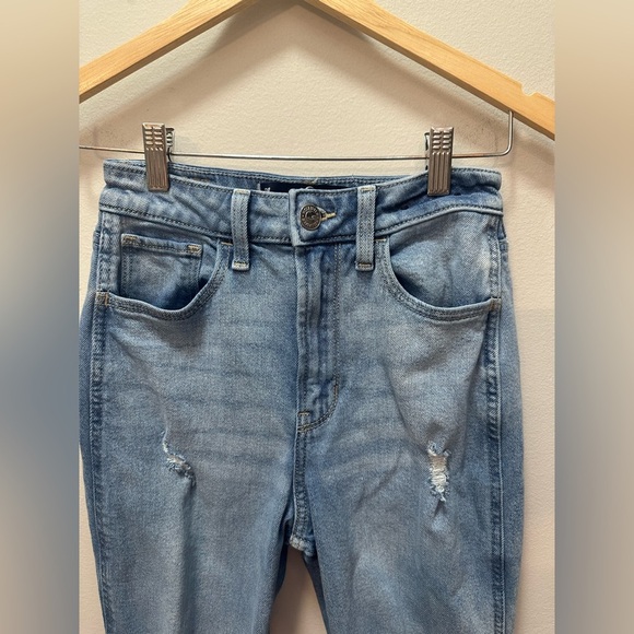 Hollister women’s Ultra High-Rise Ripped Medium Wash Mom Jeans. Size 00/24R - Picture 3 of 7